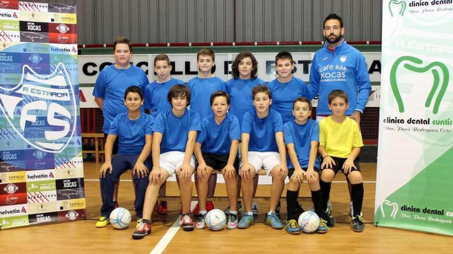 El nuevo equipo de la base del A Estrada Futsal se presentó ayer. // Bernabé/Noelia Porta
