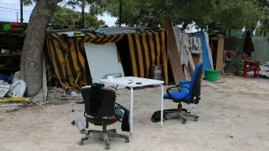 Chabolas al abrigo del centro de metadona en Alicante