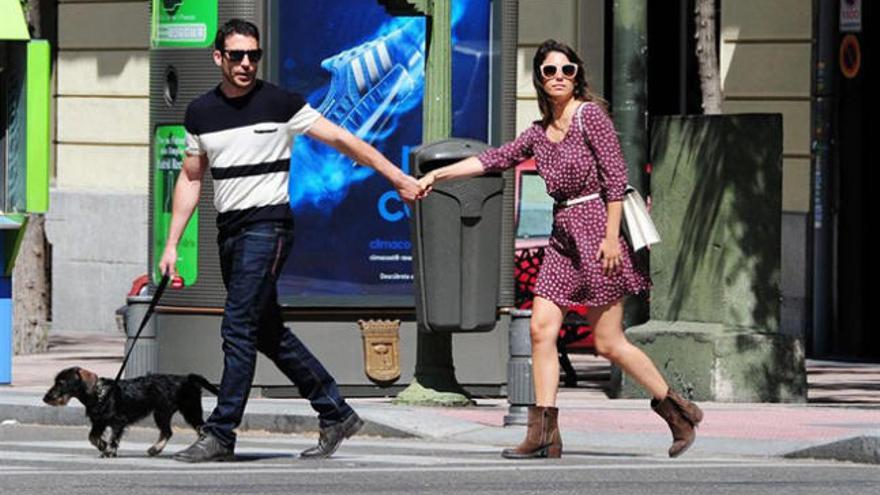 Miguel Ángel Silvestre y Blanca Suárez pasean cogidos de la mano.