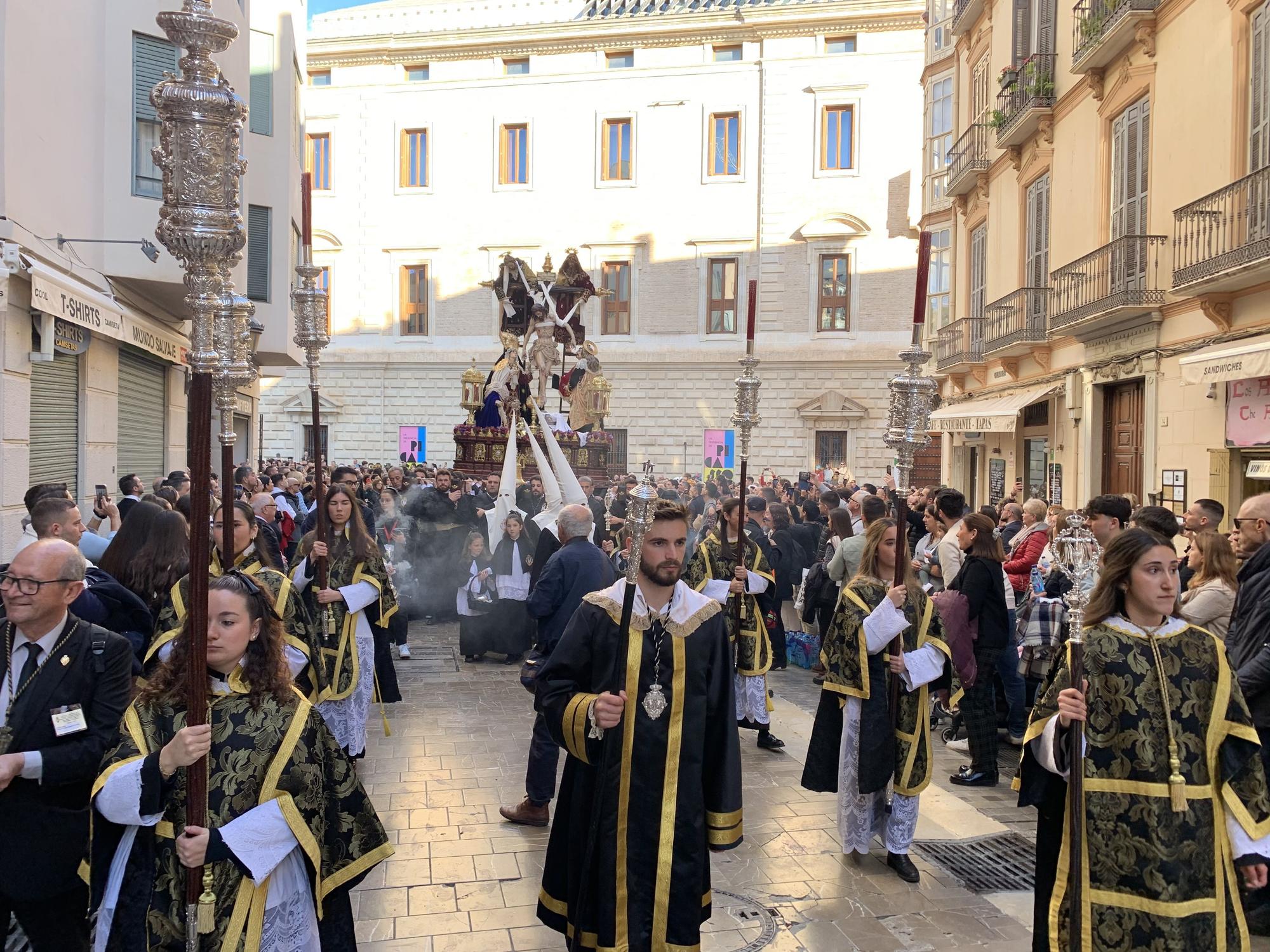 La cofradía del Descendimiento en su salida procesional del Viernes Santo 2024