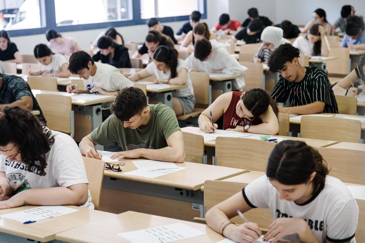 Varios alumnos realizan el primer examen durante la primera jornada de la PAU 2025 en Madrid.