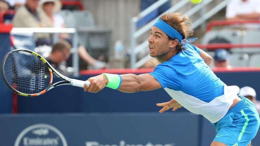 Rafel Nadal golpea la bola en su partido ante Stakhovsky.