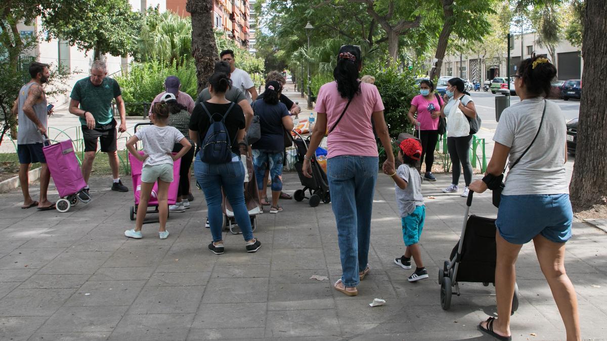Reparto de alimentos a familias con hijos en Valencia
