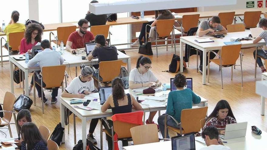 Biblioteca universitaria de Ourense, donde cada fin de semana se reúnen estudiantes que vuelven a casa. // I.O.