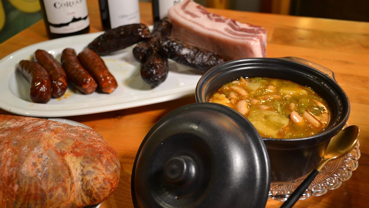Pote con su compango, acompañado de chosco y vino dop Cangas del Narcea, en Oviedo, durante la lectura de los finalistas del concurso.