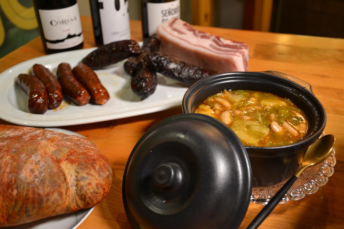 Pote con su compango, acompañado de chosco y vino dop Cangas del Narcea, ayer en Oviedo, durante la lectura de los finalistas del concurso.