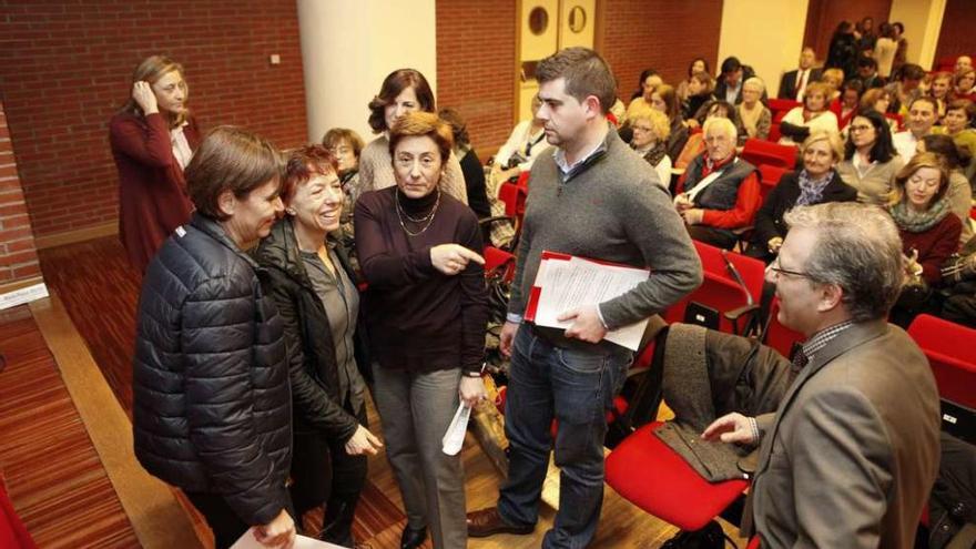 Por la izquierda, Carmen Moriyón, María Pazos, Carmen Moreno, Aúrea Rosa Ortega (detrás) y Fernando Díaz.