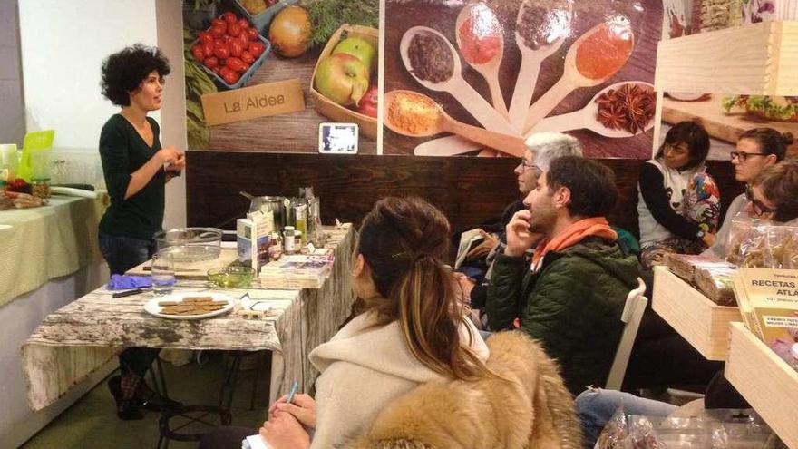 La dietista Ana Amor durante el &#039;showcooking&#039; en la tienda Aldea Biomarket de A Coruña.