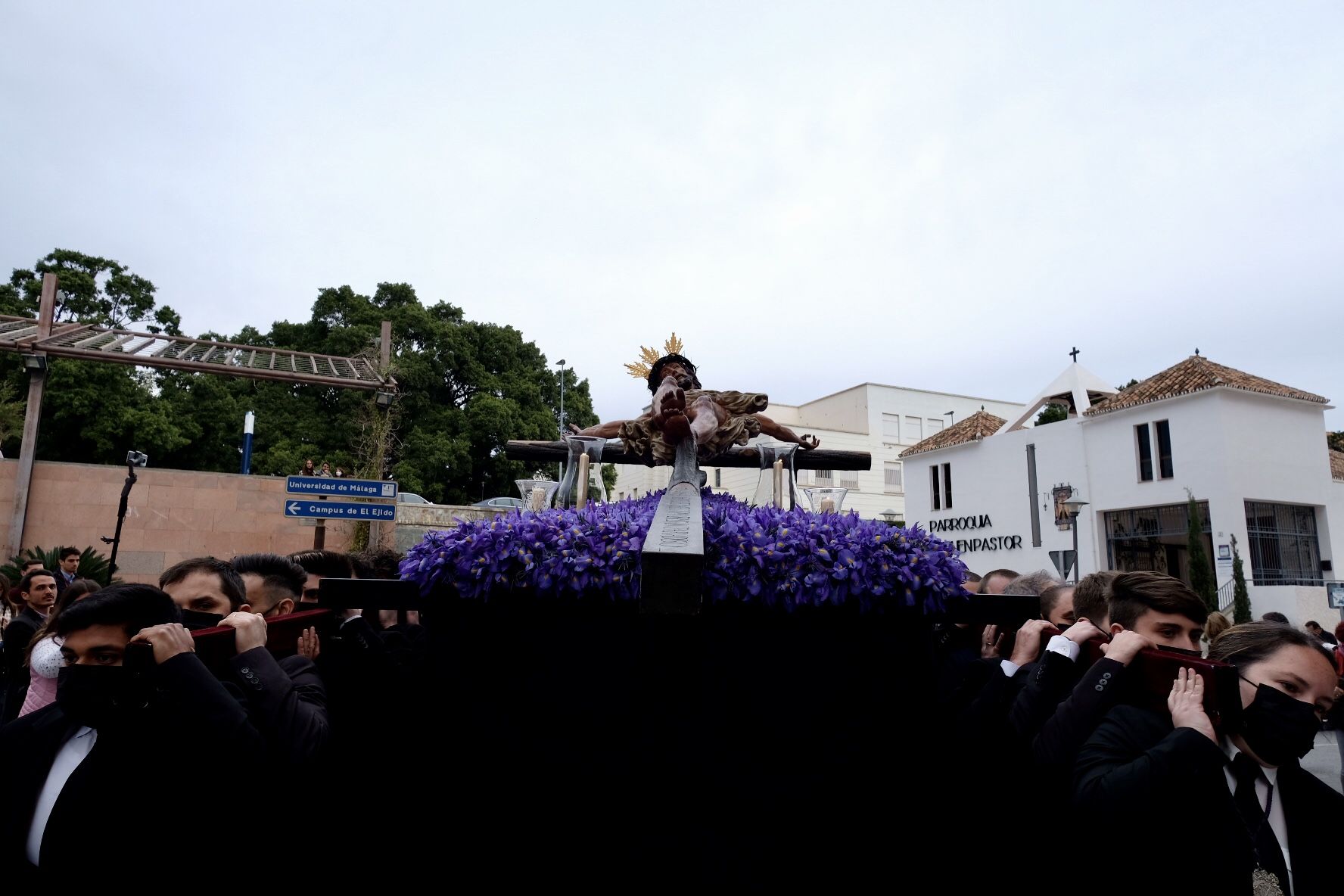 Desde la iglesia del Buen Pastor, en El Ejido, iniciaba su marcha el Cristo de la Crucifixión.