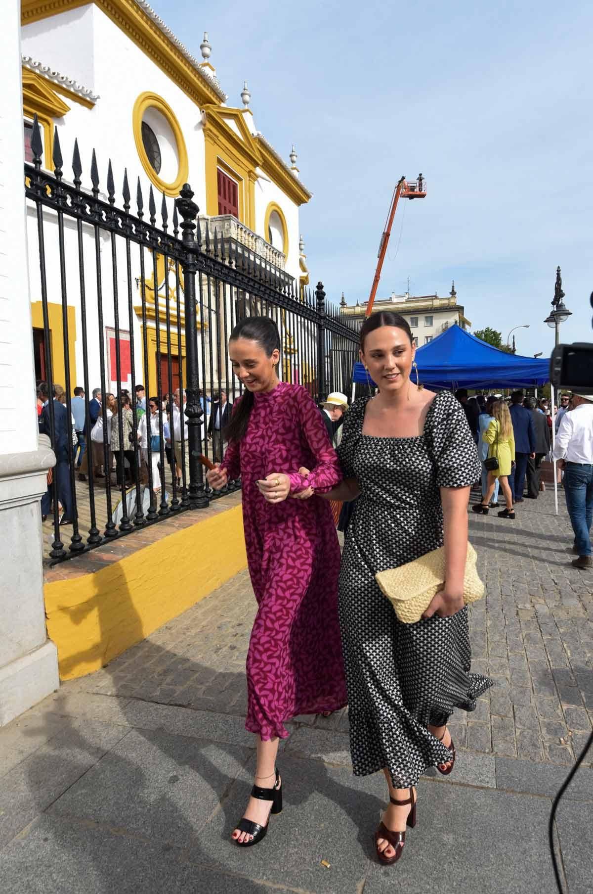 Victoria Federica y su amiga Rocío Laffón Molina llegan a la Maestranza de Sevilla