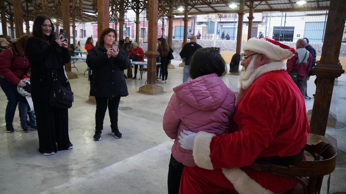 Papa Noel visitó a los niños en el Antic Mercat.