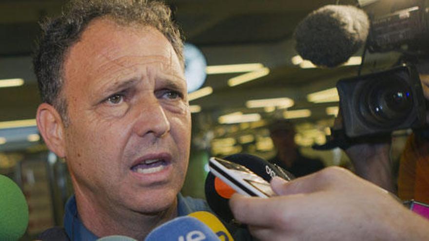 El técnico Joaquín Caparrós atiende a los periodista a su llegada hoy a Palma para entrenar al Mallorca, club con el que ha llegado a un principio de acuerdo.