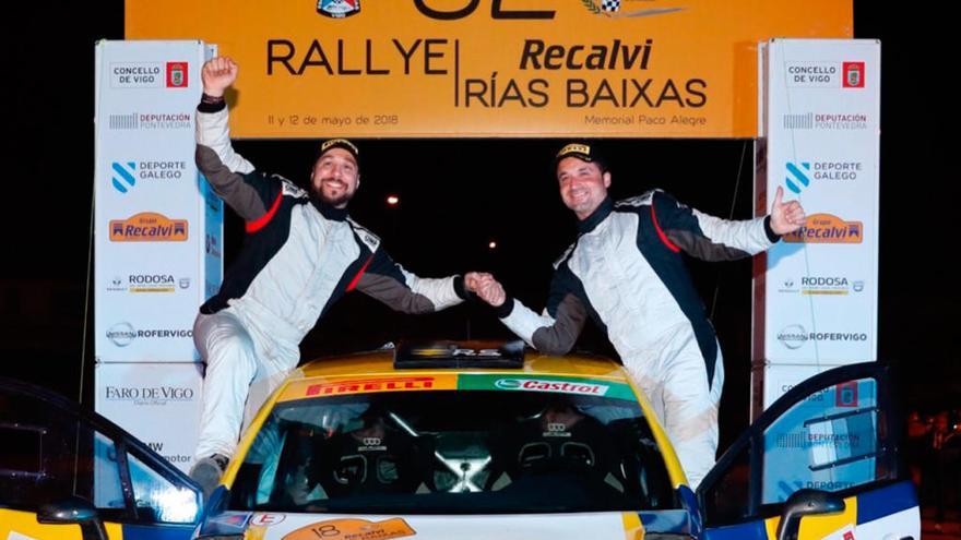 Manuel Fernández y su copiloto Alex Cid festejan la victoria en la pasada edición del Rallye Rías Baixas. // José Lores