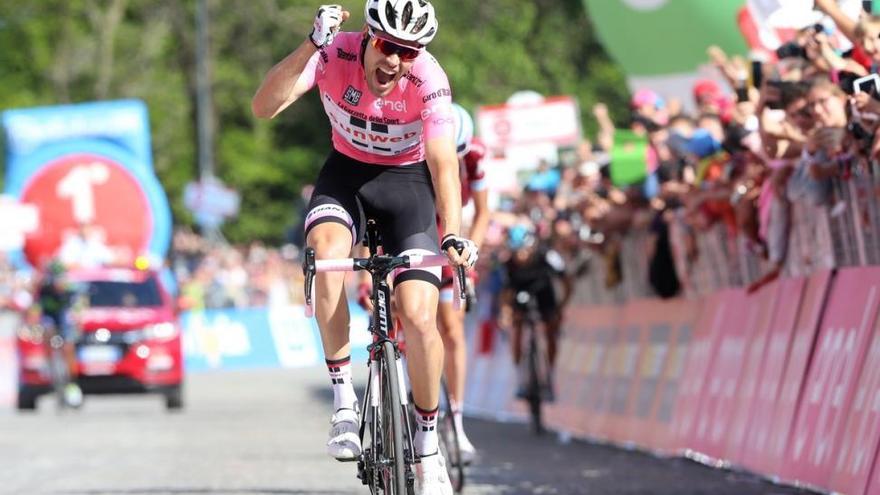 Tom Dumoulin, líder del Giro, para a defecar en plena carrera