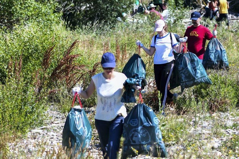 Recogida de plásticos en la ribera del Ebro