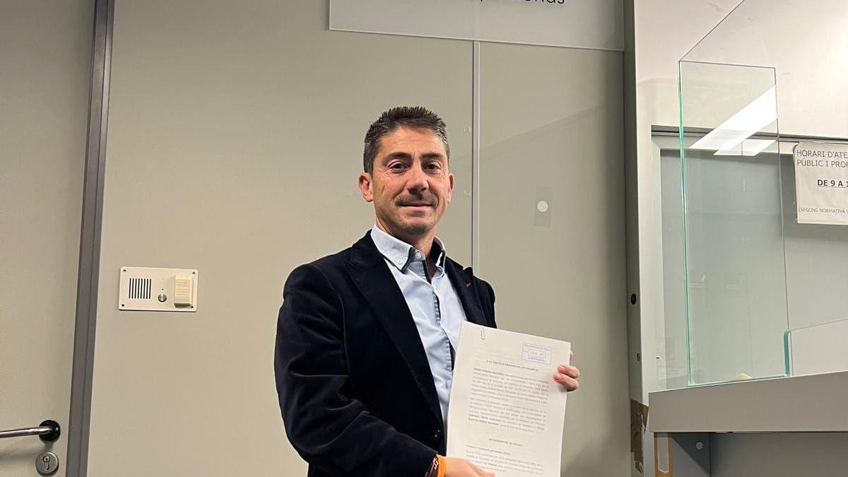 Jesus Gimeno, de Ciudadanos Moncada, con la denuncia admitida en Fiscalía.