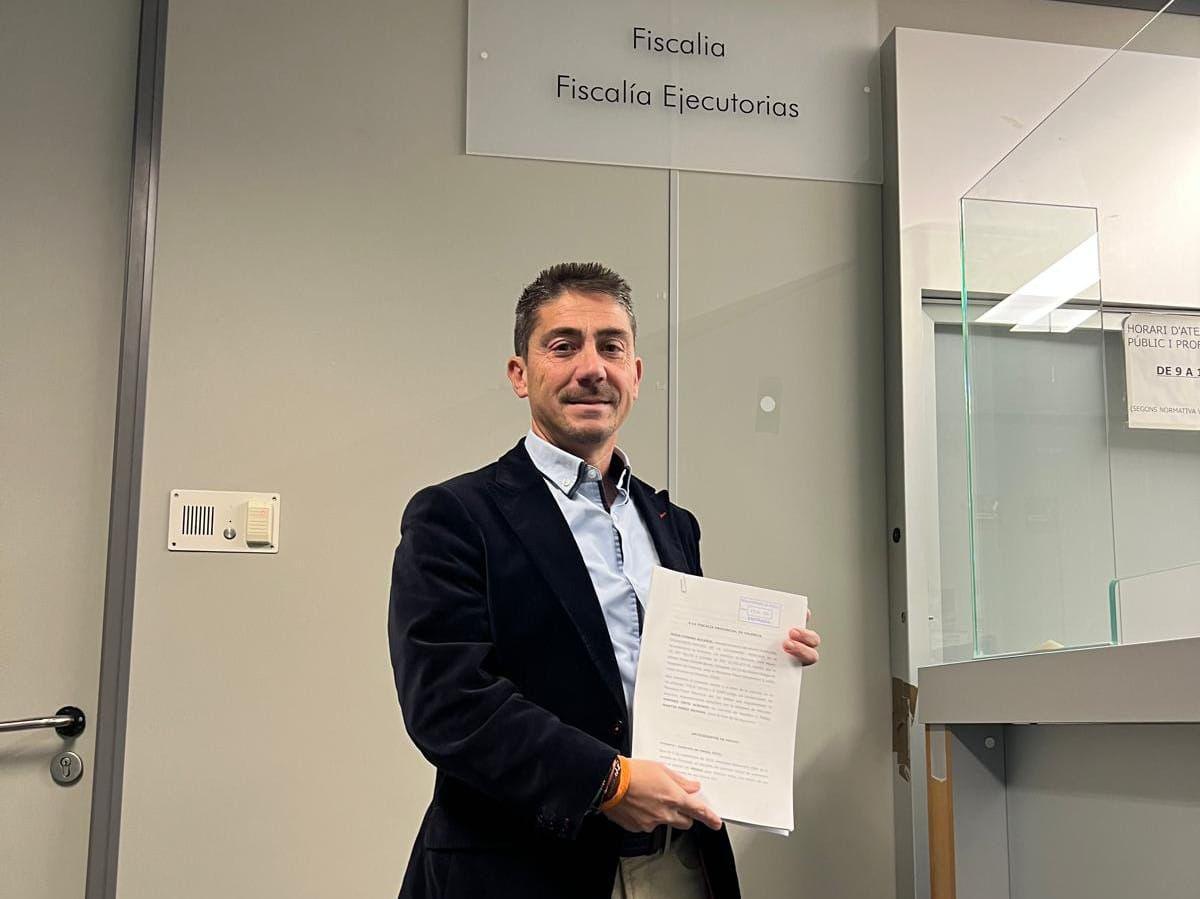 Jesus Gimeno, de Ciudadanos Moncada, con la denuncia admitida en Fiscalía.