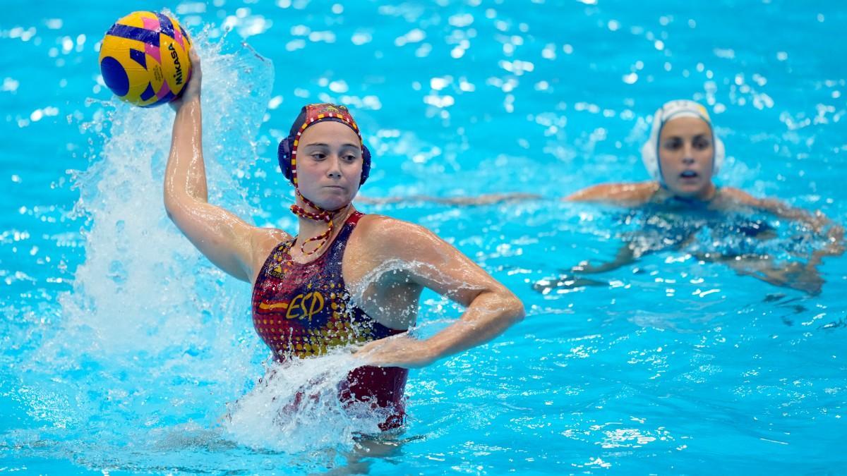 Elena Ruíz Barril en acción durante la semifinal de waterpolo disputada entre España y Australia