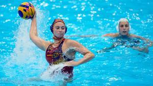 Elena Ruíz Barril en acción durante la semifinal de waterpolo disputada entre España y Australia