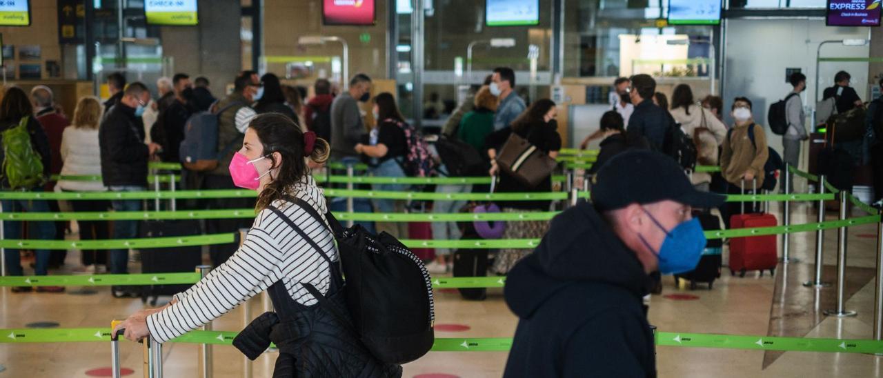 Pasajeros en la terminal de salidas del aeropuerto Tenerife Norte Ciudad de La Laguna. | | ANDRÉS GUTIÉRREZ