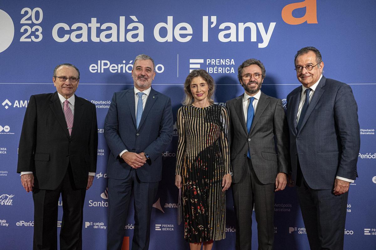 Javier Moll, presidente de Prensa Ibérica; Jaume Collboni, alcalde de Barcelona; Ainhoa Moll, directora editorial de Prensa Ibérica; Aitor Moll, consejero delegado de Prensa Ibérica, y Albert Sáez, director de EL PERIÓDICO.