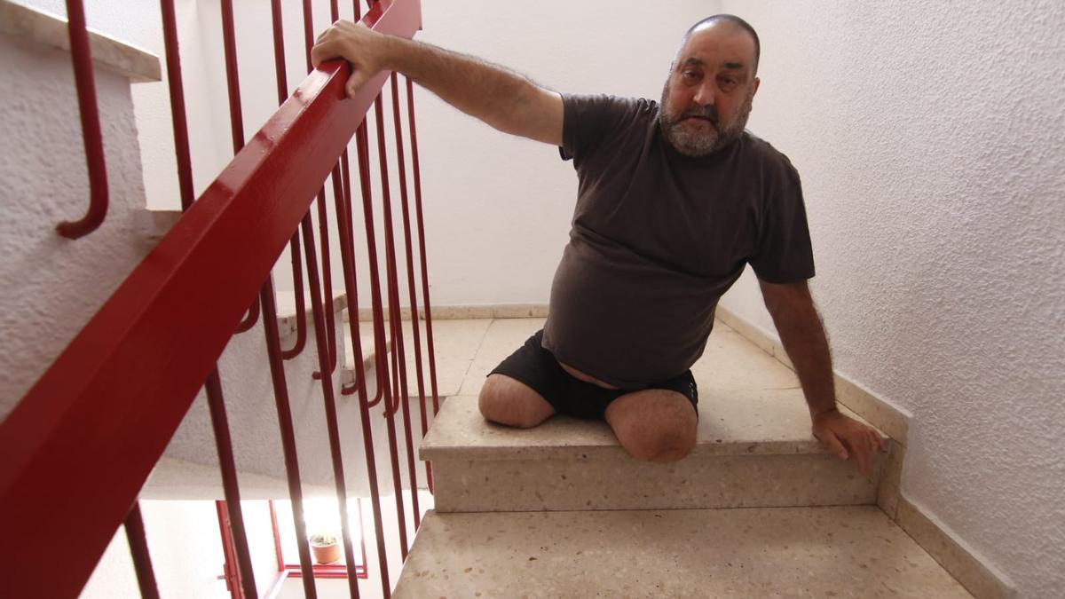 Pepe Báez baja las escaleras del bloque de la Fuensanta donde vive, en una cuarta planta.