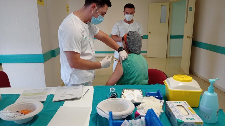 Vacunación de profesionales sanitarios en el Hospital Miguel Servet de Zaragoza.