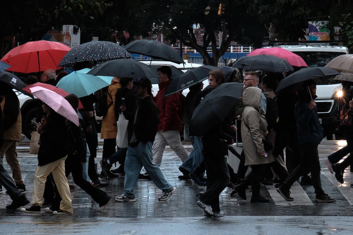 Ciudadanos con paraguas este sábado en el Centro de Málaga