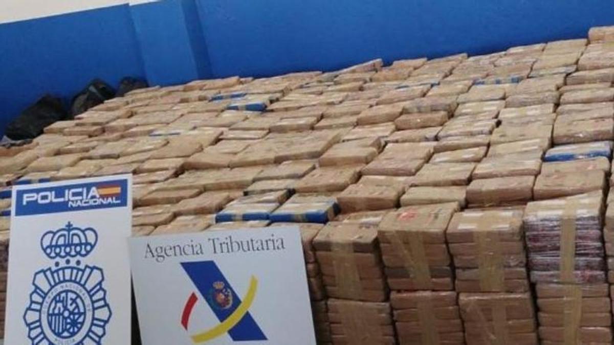 Caen otros seis narcos tras confiscar 1.200 kilos más de cocaína oculta dentro de rocas.
