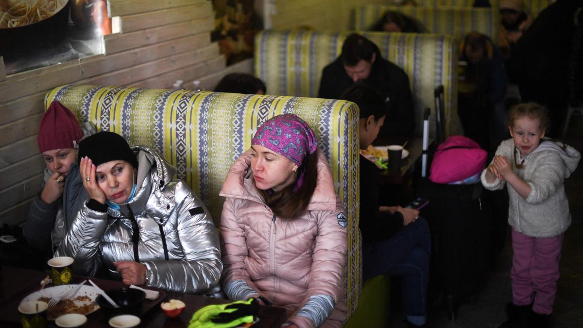 Refugiados comen en un Bar cerca de la estación de tren de Lviv