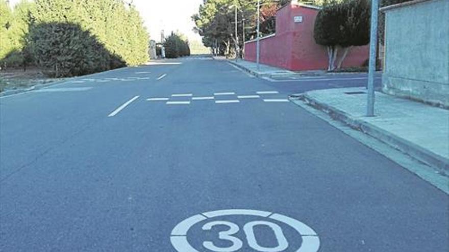 Nueva señalética y limitación de velocidad en la calle Cooperativa