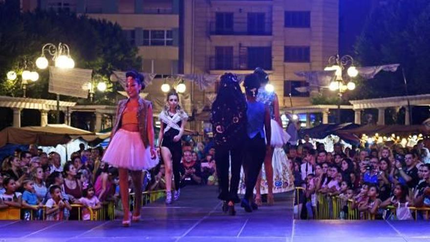 La pasarela reunió a numeroso público en la Plaça Major.