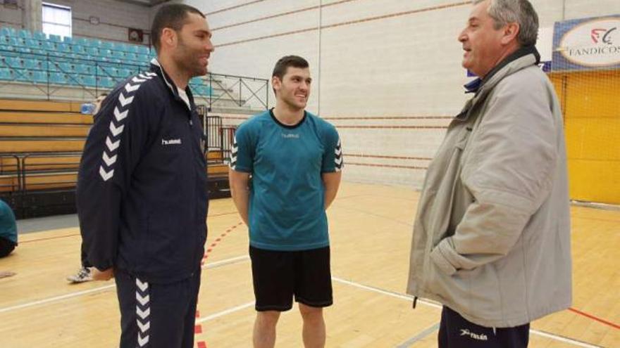 Santana y David García junto a Víctor García, &quot;Pillo&quot;, en un entrenamiento de esta semana. // C. Giménez