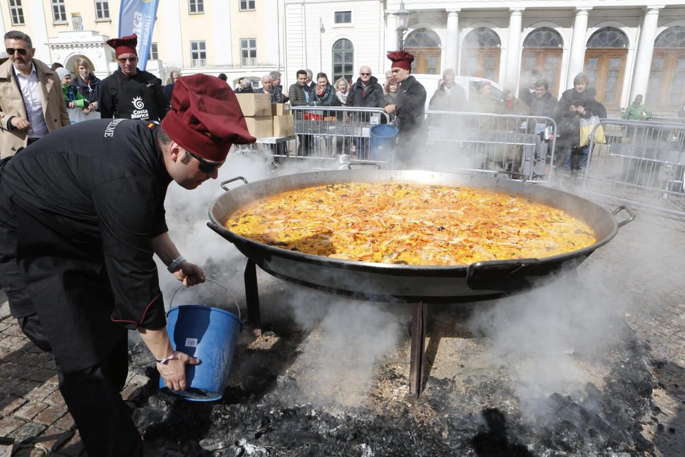 La música alicantina, el arroz, los trajes tradicionales triunfan en el desfile por Göteborg