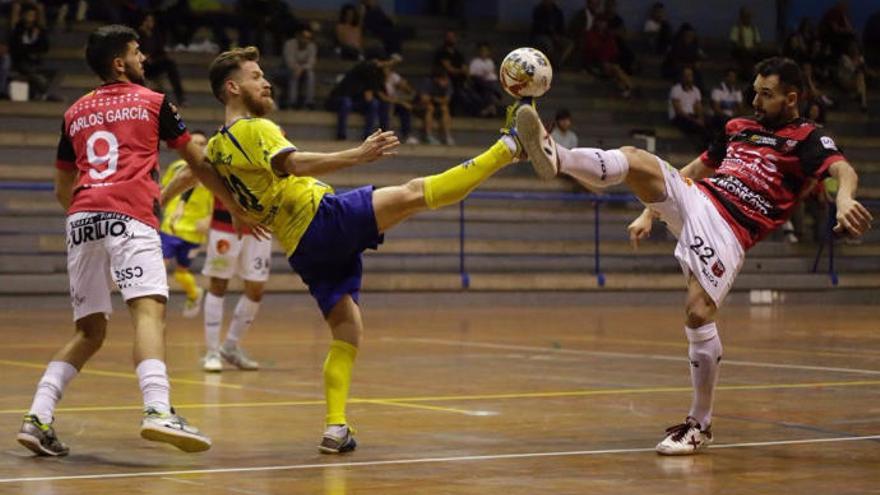 Juanillo controla un balón ante dos jugadores del Zaragoza.
