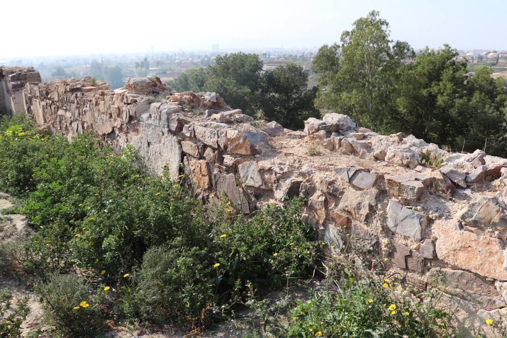 Los castillos de Larache y Cabezo de Torres "se hunden entre la inmundicia", denuncia Huermur