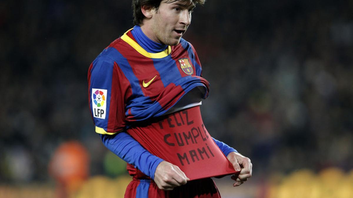 Messi muestra la camiseta con el mensaje dirigido a su madre, el sábado, en el partido frente al Racing.