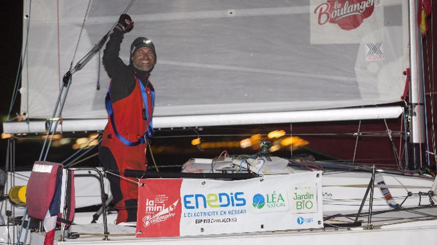 David Alonso saluda desde su bote a su llegada a Las Palmas de Gran Canaria en la madrugada del jueves.