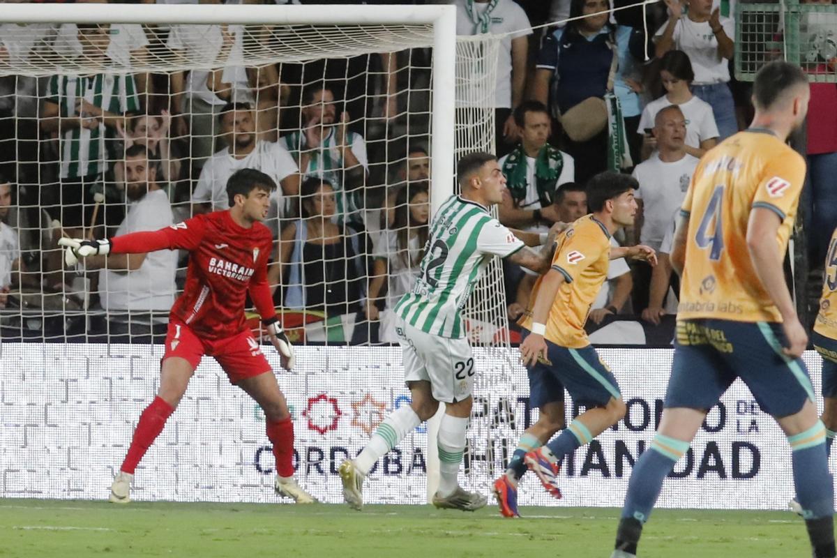 Iker Álvarez, a la izquierda, en un partido de la presente temporada.