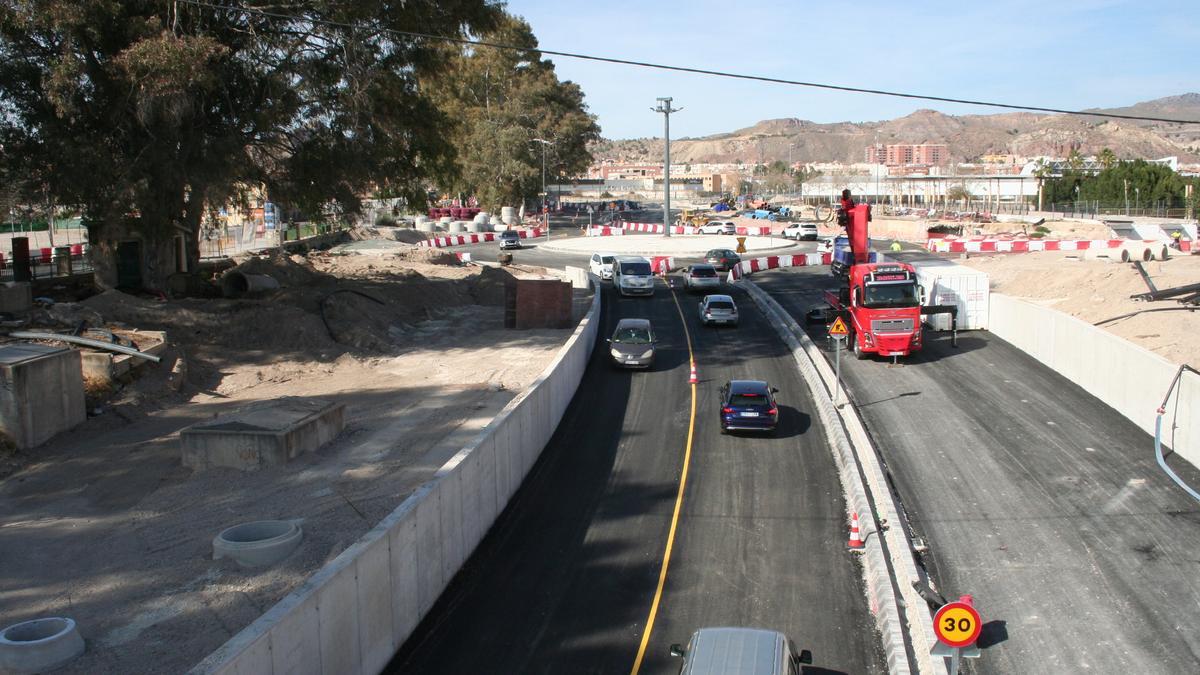 El nuevo vial ocupado por vehículos en los dos carriles abiertos al tráfico y al fondo la nueva rotonda, en el lugar que ocupaba el antiguo Puente Tocinos.