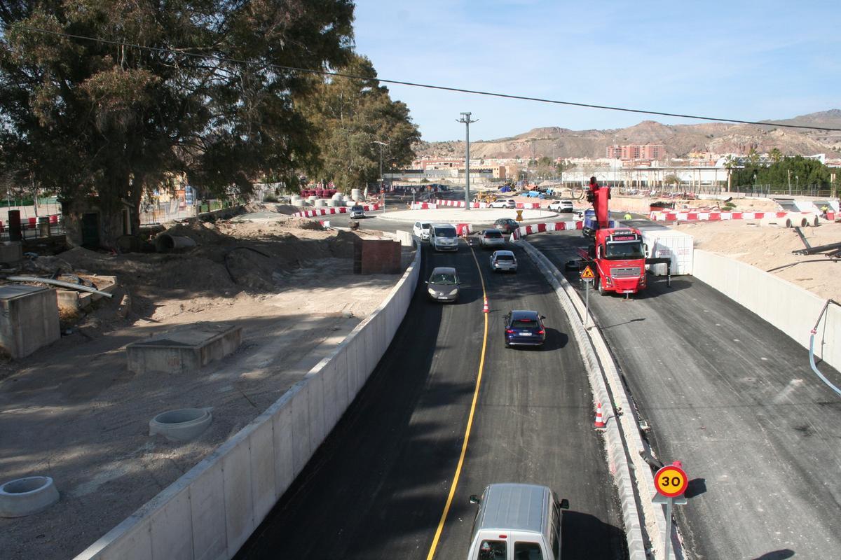 El nuevo vial ocupado por vehículos en los dos carriles abiertos al tráfico y al fondo la nueva rotonda, en el lugar que ocupaba el antiguo Puente Tocinos.