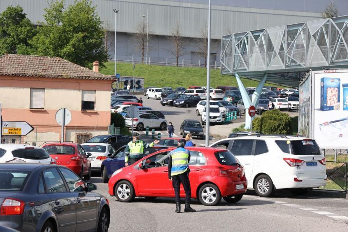 Agentes organizan el tráfico en el entorno del Ifevi, donde se centraliza la vacunación en Vigo. | // ALBA VILLAR