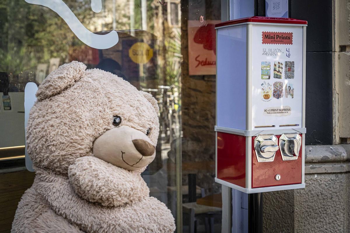 Barcelona 14/09/2025 OnBarcelona. Llega a Barcelona la máquina viral de postales sorpresa que ha vuelto loca a la gente de Nueva York a Madrid. La han instalado en Lilo Brunch. AUTOR: MANU MITRU