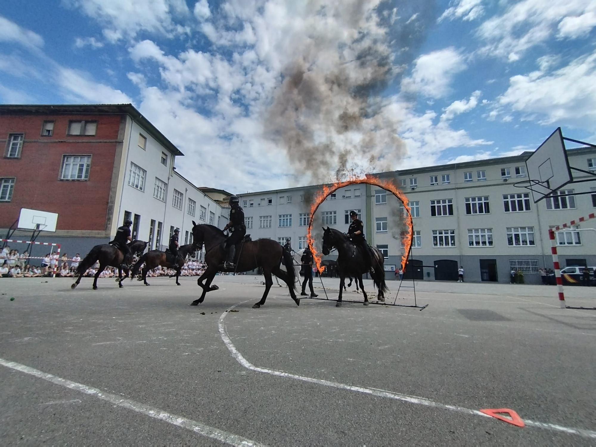 Exhibición de la Policía Nacional en el colegio Beata Imelda de La Felguera