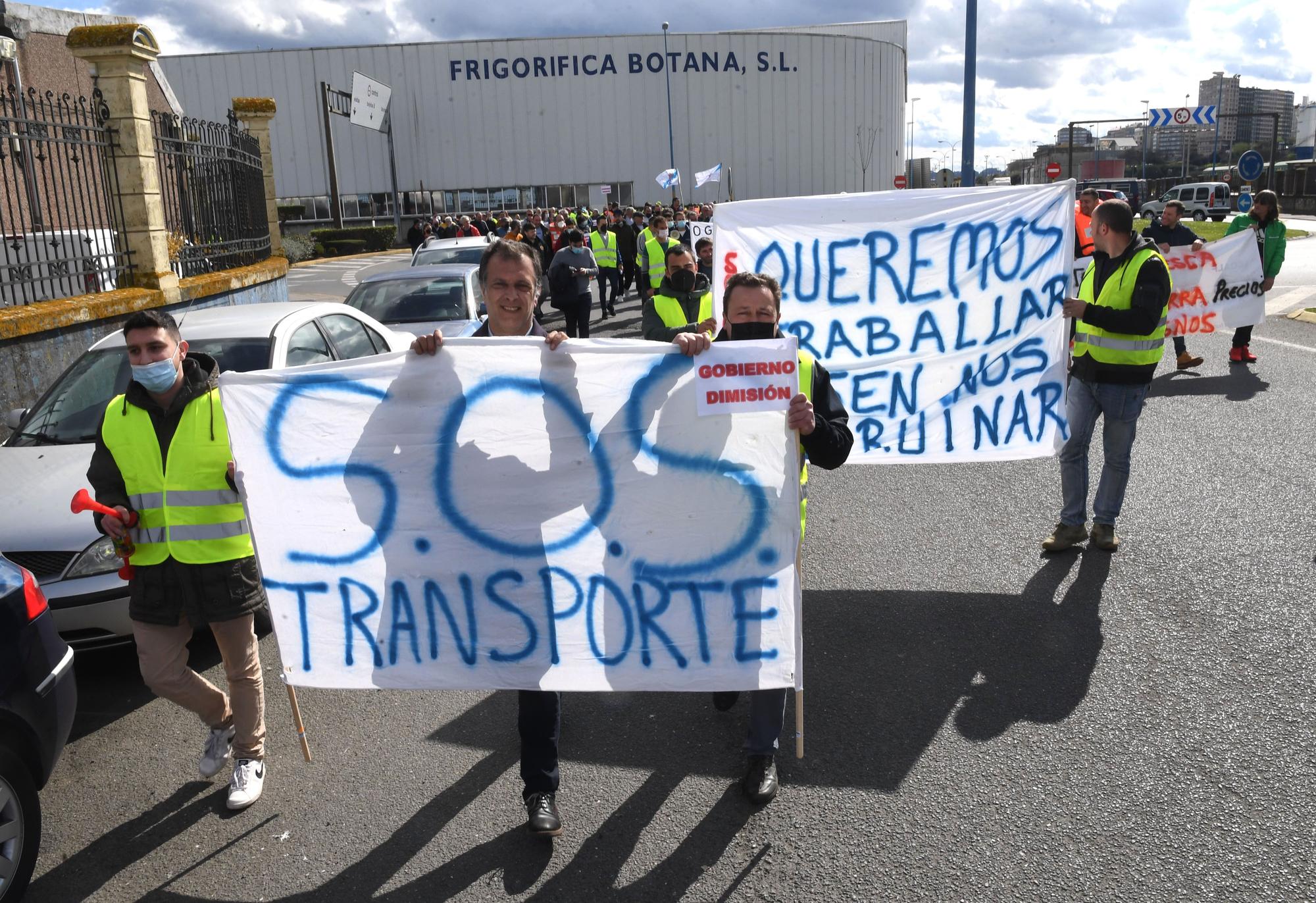 Más de 200 transportistas salen a la calle en A Coruña para exigir soluciones a la subida de los combustibles