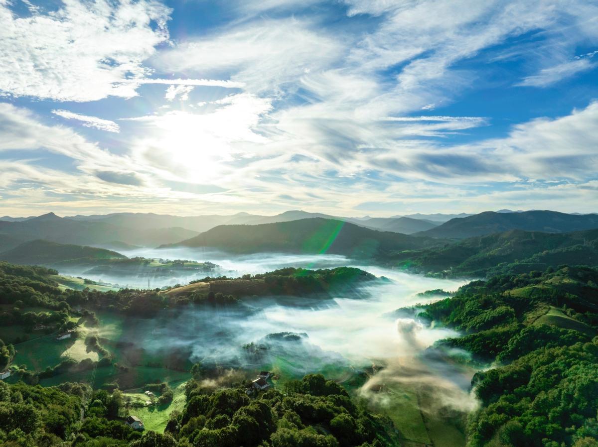 Mar de nubes en el valle de las Cinco Villas, cerca de Lesaka, Navarra.