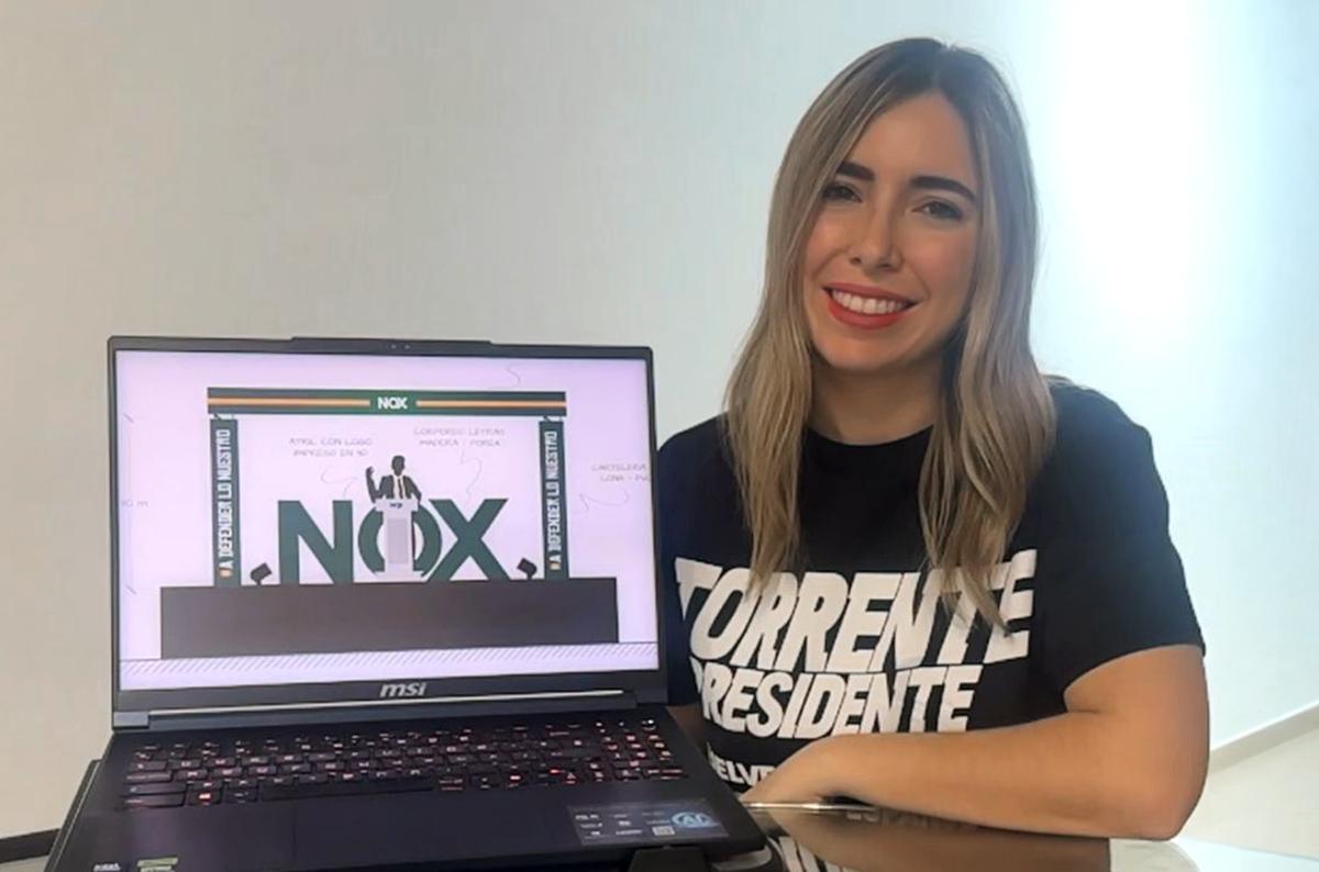 Laura Mon, con algunos de los diseños para "Torrente presidente"