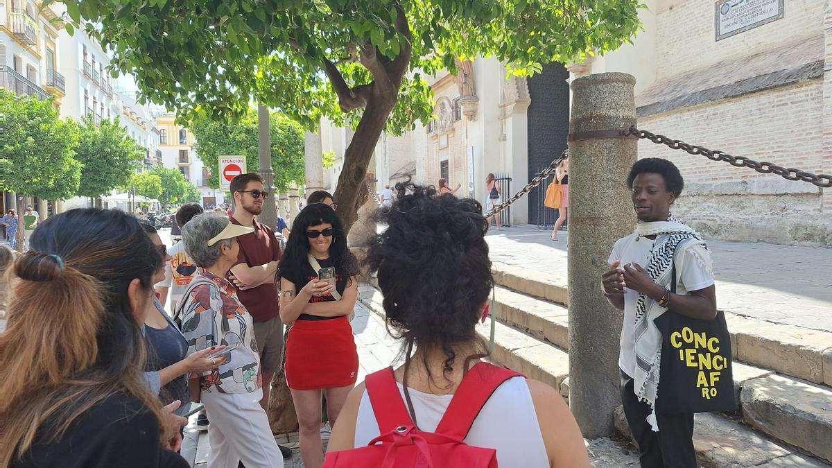 Un grupo de estudiantes de un curso de la Universidad de Sevilla en el el tour Sevilla Negra.