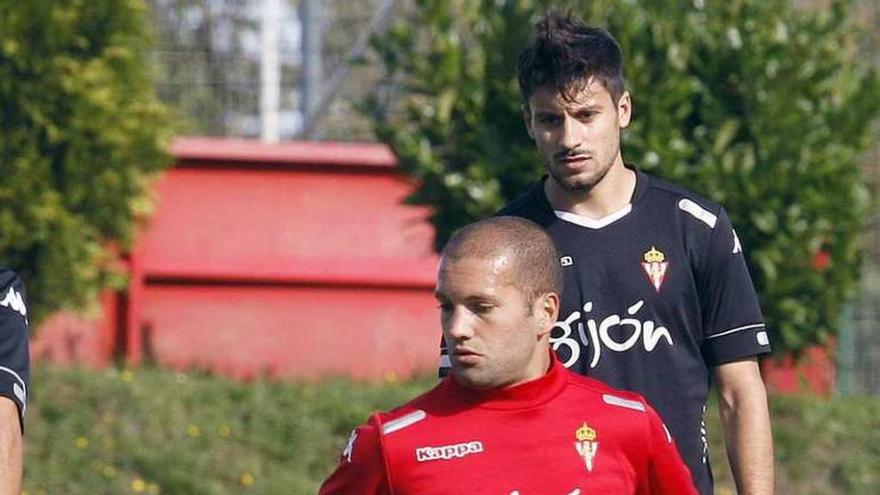 Lora, ante Canella, corta el balón durante el entrenamiento de ayer.