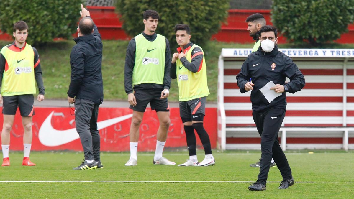 David Gallego, a la derecha, en un entrenamiento del Sporting.